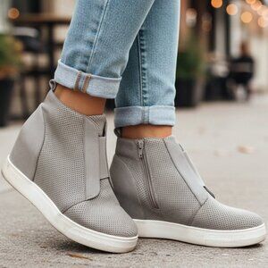 245. Arizona Jean Company Gray Perforated Ankle Booties in Size 9.5